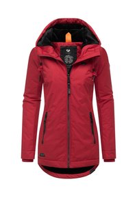 Giacca impermeabile rossa con cappuccio foderato in pile nero, zip frontale e due tasche con zip. Presenta stringhe regolabili e orlo curvo.