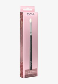 ZOEVA ögonskuggsborste i svart med en silverferrule, med ett mjukt, vitt, avsmalnande borsthuvud, förpackad i en rosa låda med guldaccenter.