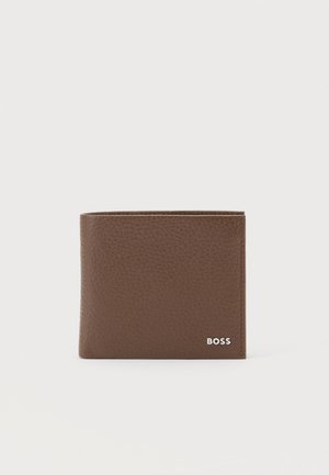 Portefeuille bifold en cuir marron texturé avec petit logo blanc BOSS en bas à droite sur le devant, présenté sur un fond clair uni.