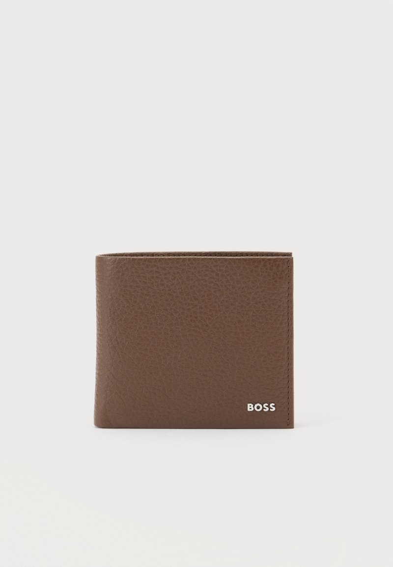 Portefeuille bifold en cuir marron texturé avec petit logo blanc BOSS en bas à droite sur le devant, présenté sur un fond clair uni.