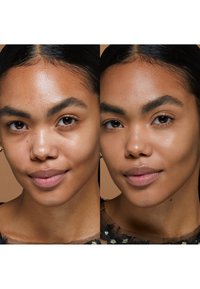 Deux portraits en gros plan d'un visage, à gauche avec une texture de peau naturelle et à droite amélioré avec un ton uniforme et lisse ; les deux présentent des cheveux foncés et un maquillage minimal.