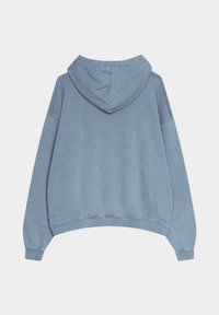 Sudadera con capucha azul claro de ajuste holgado, puños y dobladillo acanalados, con una textura suave y sin logotipos ni patrones visibles.