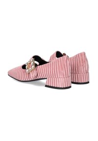 Zapatos de terciopelo rosa con textura acanalada y tacones bajos en bloque. Presentan una hebilla decorativa con rhinestones transparentes en la parte delantera.