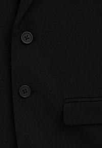 Czarny żakiet z fakturowanej tkaniny, z dwoma czarnymi guzikami i kieszenią aplikowaną po lewej stronie.