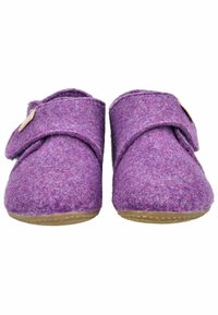 Fioletowe filcowe kapcie o miękkiej teksturze, z zaokrąglonym noskiem i zapięciem na rzep; zawierają subtelny akcent w postaci przycisku z naturalnego drewna.