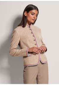 Beige strukturierte Jacke mit Stehkragen, kontrastierenden blauen und roten Akzenten sowie sechs Knopfverschluss. Verfügt über eine taillierte Passform und seitliche Taschen.