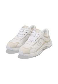 Bílé sportovní boty vyrobené z kůže a semiše, s šněrovacím designem, kulatou špičkou a texturovanými akcenty v béžové barvě.