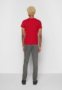 Tommy Hilfiger TOMMY LOGO TEE - T-shirt estampada - red alert