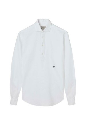Camisa polo blanca de manga larga hecha de tela suave, con un cierre de botones y un pequeño logotipo negro en el lado izquierdo del pecho.
