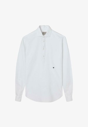 Camisa polo blanca de manga larga hecha de tela suave, con un cierre de botones y un pequeño logotipo negro en el lado izquierdo del pecho.