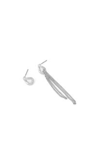 Boucles d'oreilles en argent présentant un design en forme de goutte d'eau avec un accent en chaîne. La goutte d'eau a une finition polie, tandis que les chaînes ajoutent un détail texturé.