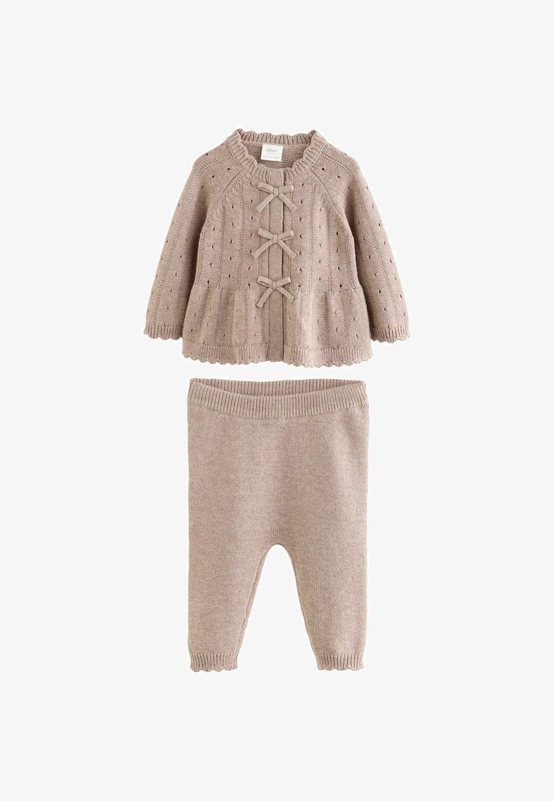 Conjunto de bebé de dos piezas tejido en beige, con cárdigan de manga larga con detalles de lazo y pantalones a juego con cintura de canalé.