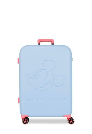 Maleta rígida azul claro con la cara y el nombre de Mickey Mouse en relieve, asa rosa, protecciones en las esquinas y cuatro ruedas giratorias negras y rosas.