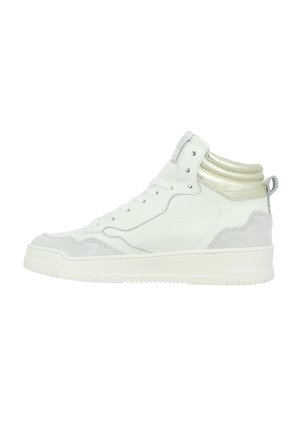 Baskets montantes avec des superpositions en cuir blanc et en daim gris, accents métalliques dorés au col et une semelle en caoutchouc texturé.