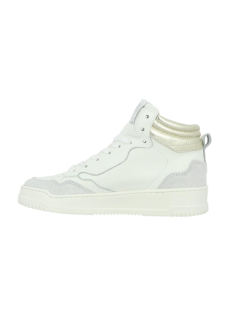 Baskets montantes avec des superpositions en cuir blanc et en daim gris, accents métalliques dorés au col et une semelle en caoutchouc texturé.