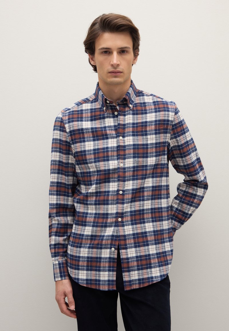Karierte Hemd in Blau-, Weiß- und Rosttönen. Button-Down-Kragen, lange Ärmel und linke Brusttasche. Weicher Baumwollstoff, lockere Passform.