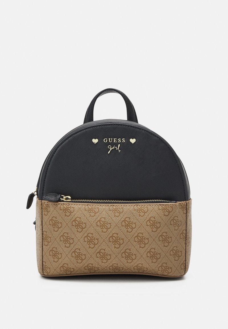 Pieni reppu, jossa on musta yläosa, ruskea monogrammipohja, etulokero vetoketjulla ja kullanvärinen "GUESS girl" -logo, jossa on kaksi sydäntä.
