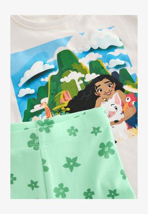 Bavlněné tričko s barevným motivem zobrazujícím hory, mraky a postavu, doplněné o mentolově zelené šortky zdobené tmavě zelenými květinovými vzory.