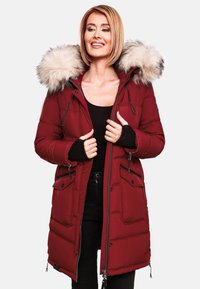 Röd vadderad parka med avtagbar pälshette, dragkedjestängningar och två frontfickor. Har svarta detaljer och en bekväm passform.