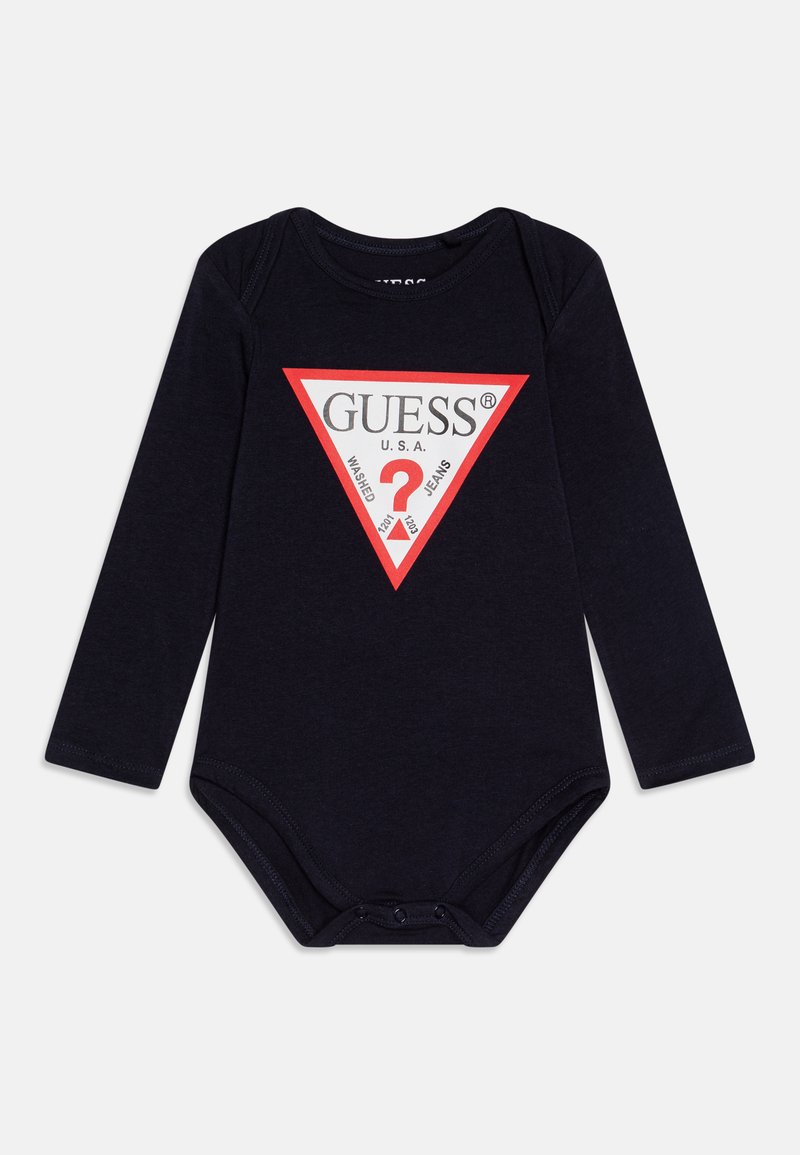 Bodysuit preto de mangas compridas feito de um tecido macio, apresentando um grande logótipo triangular vermelho com texto branco para "GUESS U.S.A." na parte da frente.