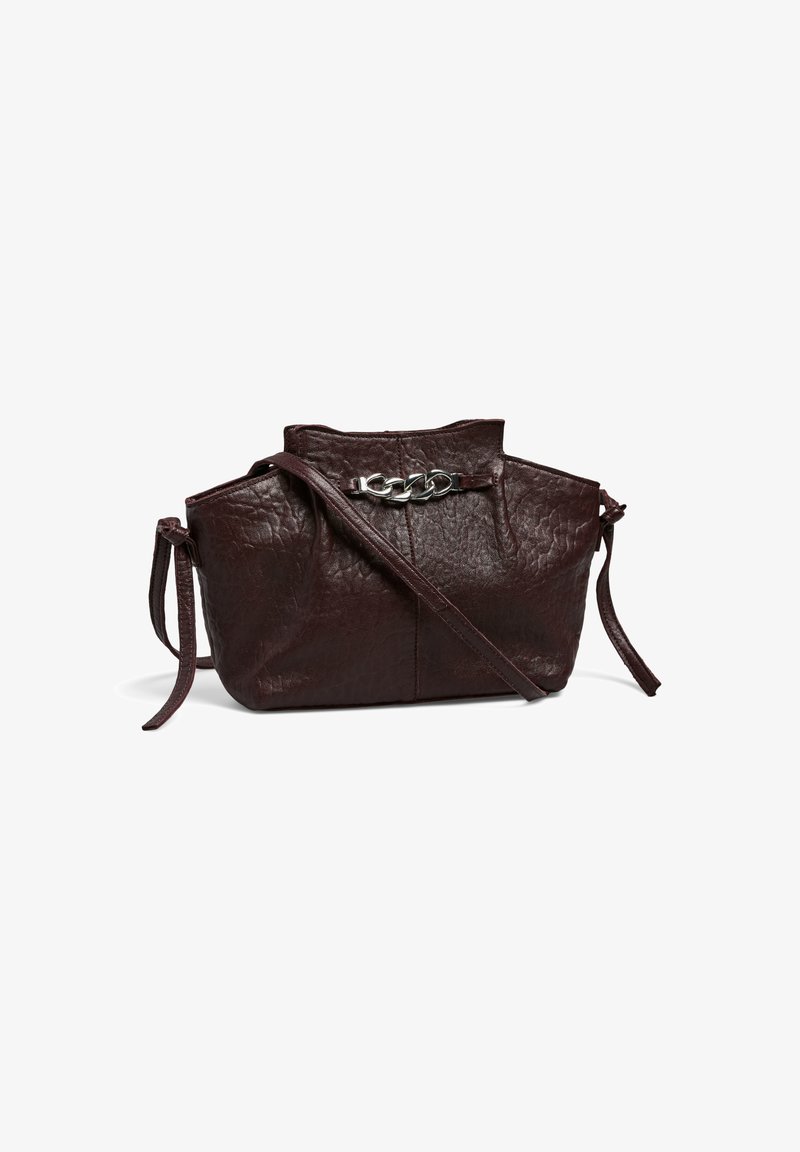 Bolso cruzado de cuero texturizado marrón oscuro con detalle de cadena plateada y correas laterales ajustables, presentado sobre un fondo blanco.
