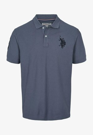 Modrá polokošile s krátkým rukávem a límečkem, se dvěma knoflíky a černým vyšitým logem hráče polo na levé hrudi.