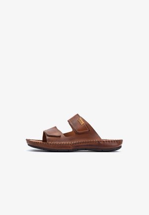 Sandalias deslizantes de cuero marrón con dos correas ajustables, punta abierta y detalles de costura en la suela. Suela de goma para mayor tracción.