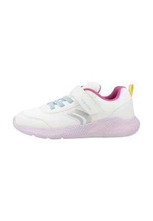 Sneaker bianche con dettagli rosa e lacci blu, dotate di una fascia in Velcro. Realizzate in materiale traspirante con una suola texturizzata viola.