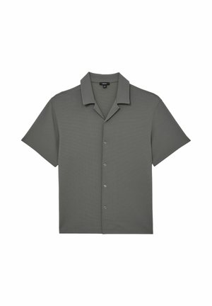 Siva košulja s kratkim rukavima s kopčanjem na dugmad i kamp ovratnikom, izrađena od teksturiranog tkanja, položena ravno na bijeloj podlozi.