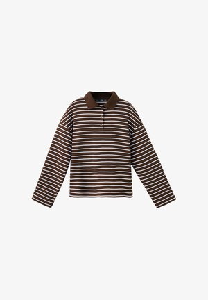 Brązowa koszulka polo z długim rękawem, białymi poziomymi paskami i kołnierzykiem na trzy guziki na białym tle.