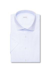 Chemise habillée pour hommes bleu clair avec un motif de diamants subtil, boutonnée sur le devant, col classique, soigneusement pliée sur un fond blanc.