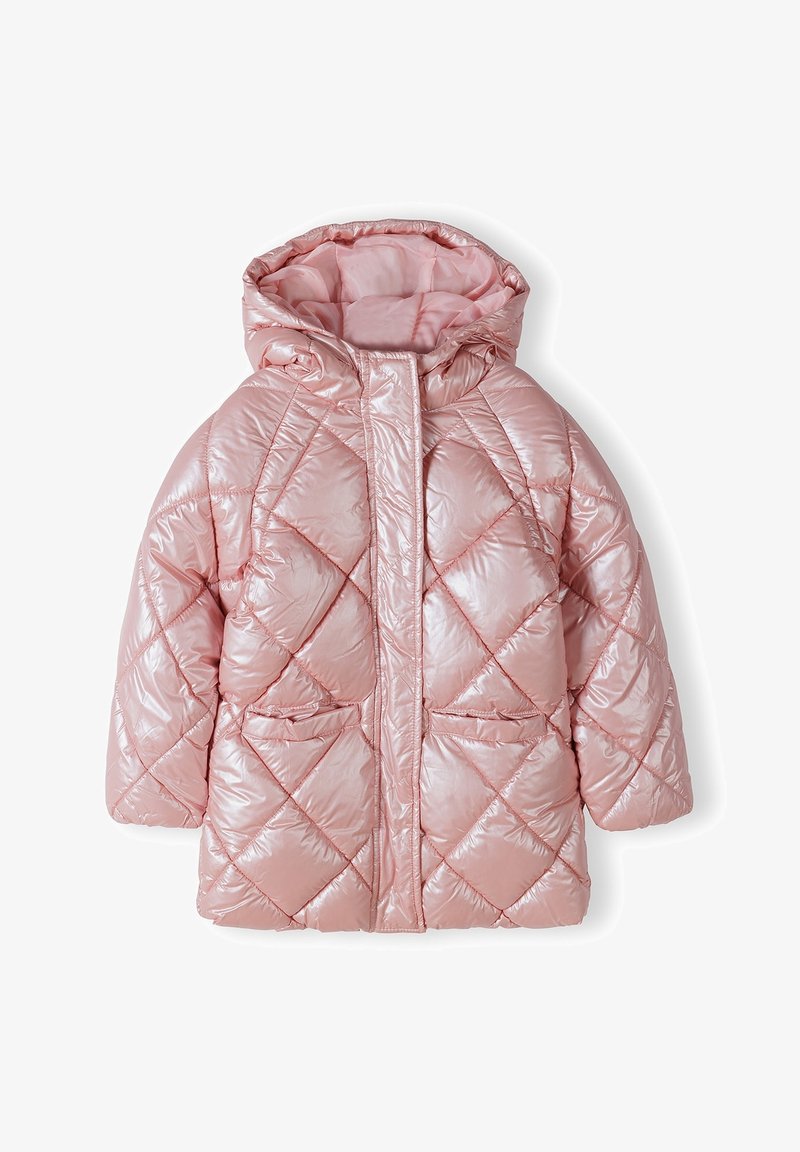 Veste matelassée rose gonflée avec capuche, présentant des motifs en losange diagonaux, une fermeture éclair à l'avant et deux poches latérales. Fini brillant, texture lisse.