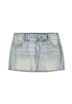 Mini-jupe en denim bleu clair délavé avec fermeture à double bouton, poches avant, passants de ceinture et ourlet effiloché.