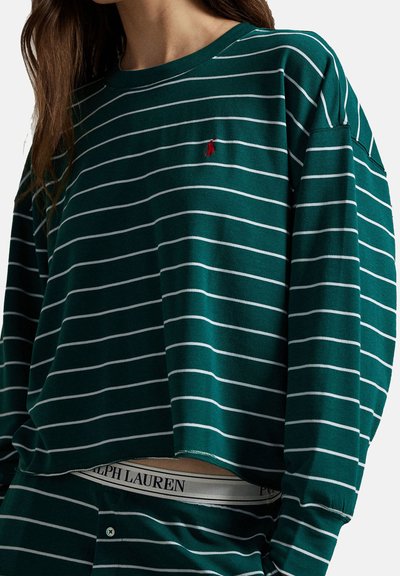 Camisa verde de manga larga con rayas blancas, con un escote redondo y un pequeño logo rojo en el pecho. Corte casual con tela suave.