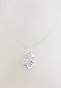 Zilveren ketting met onderling verbonden, gebogen hanger vormen. De ketting is delicaat en bestaat uit fijne schakels. Gladde, glanzende oppervlakte.