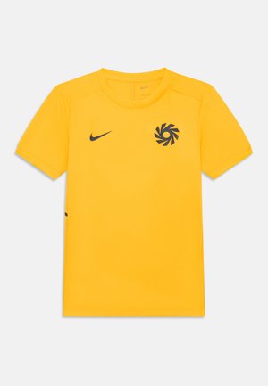 Kollane sportlik t-särk, mis on valmistatud siledast kangast. Omab musta Nike logo ja graafilist kujundust rinnal. Lühikesed varrukad ja ümmargune kaelus.