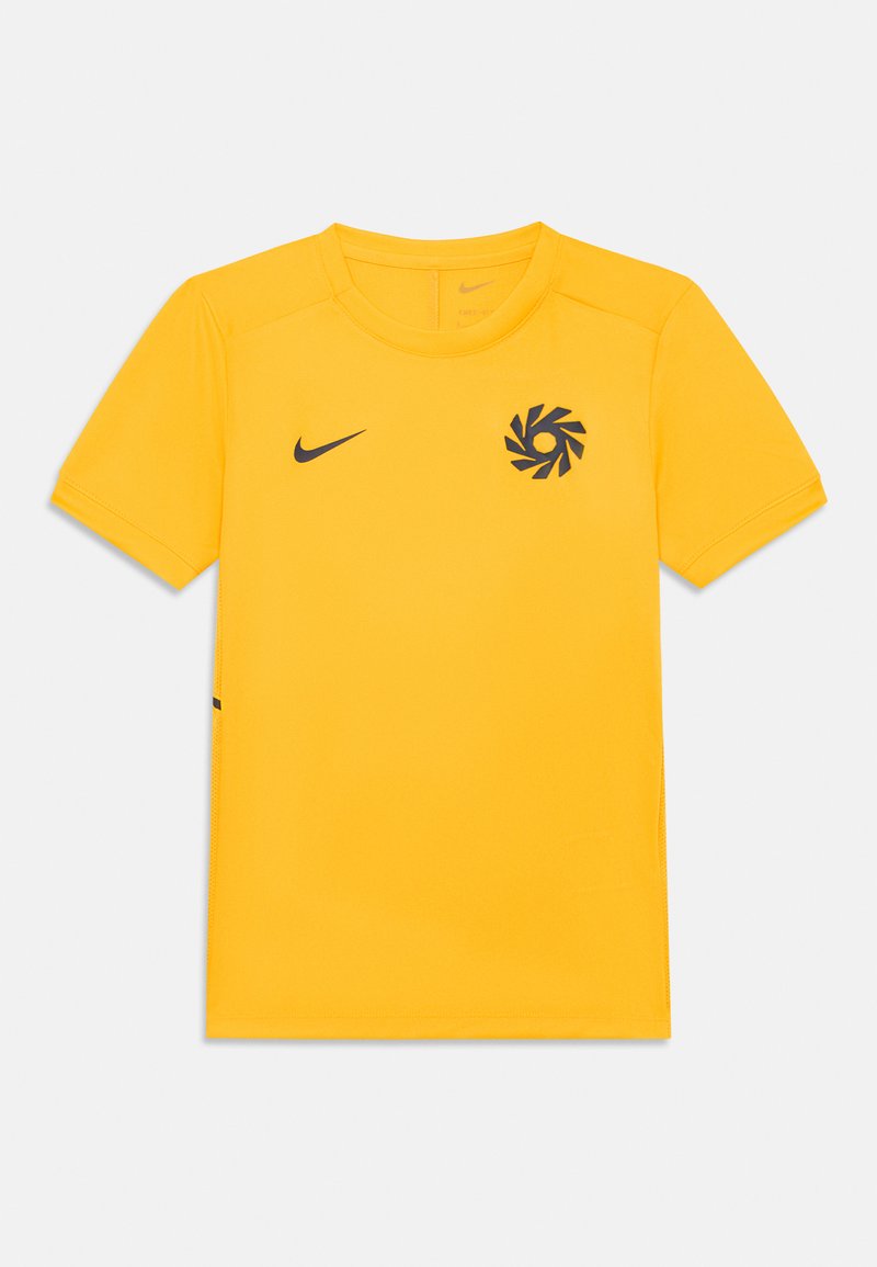 Camiseta deportiva amarilla hecha de tela suave. Presenta un logo negro de Nike y un diseño gráfico en el pecho. Mangas cortas y escote redondo.