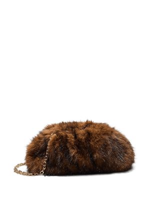 Kleine bruine clutch van namaakbont met gouden kettingriem, zachte textuur en afgeronde vorm tegen een witte achtergrond.
