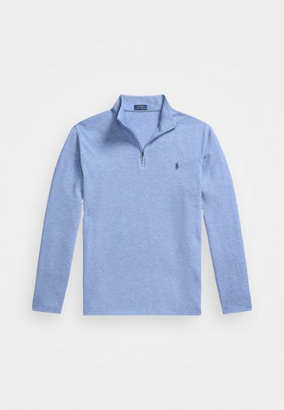 Pulóver azul claro de manga larga con cuello con cremallera. Hecho de una tela suave, presenta un pequeño logo en el pecho izquierdo.