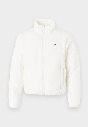 Chaqueta acolchada blanca con cuello alto, cierre completo y dos bolsillos delanteros. Presenta un pequeño logo en el pecho. Textura suave y acolchada.