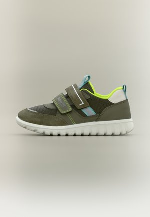Børnesneakers i olivengrøn og grå med to velcrobånd, hvid sål, neongul foring og blå trækfaner på en neutral baggrund.