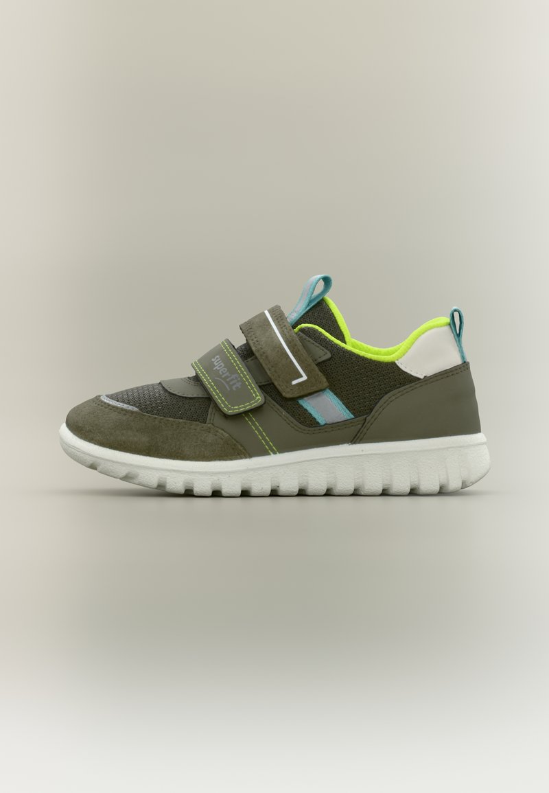 Pantof sport pentru copii, verde măsliniu și gri, cu două benzi Velcro, talpă albă, căptușeală galben neon și bucle albastre pentru tras pe un fundal neutru.