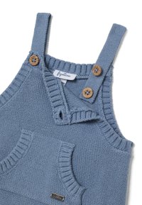 Gebreide blauwe romper met houten knopen, geribbelde bandjes en zakken. Zachte textuur en merklabel zichtbaar aan de voorkant.