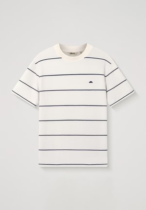 Biele tričko s krátkym rukávom s tenkými horizontálnymi námorníckymi pruhmi a malým námorníckym polkruhovým logom na ľavej strane hrudníka.