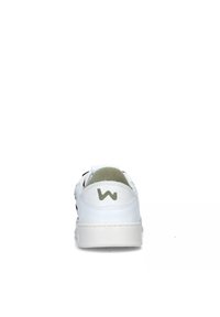 Sneaker bianco con una texture in pelle liscia, dotato di un logo verde sul tallone e una suola in gomma bianca. Design minimalista.