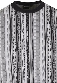 Grau und schwarz gemusterter Pullover mit rundem Halsausschnitt, mit einem strukturierten Design aus unterschiedlich breiten und geformten horizontalen Streifen.