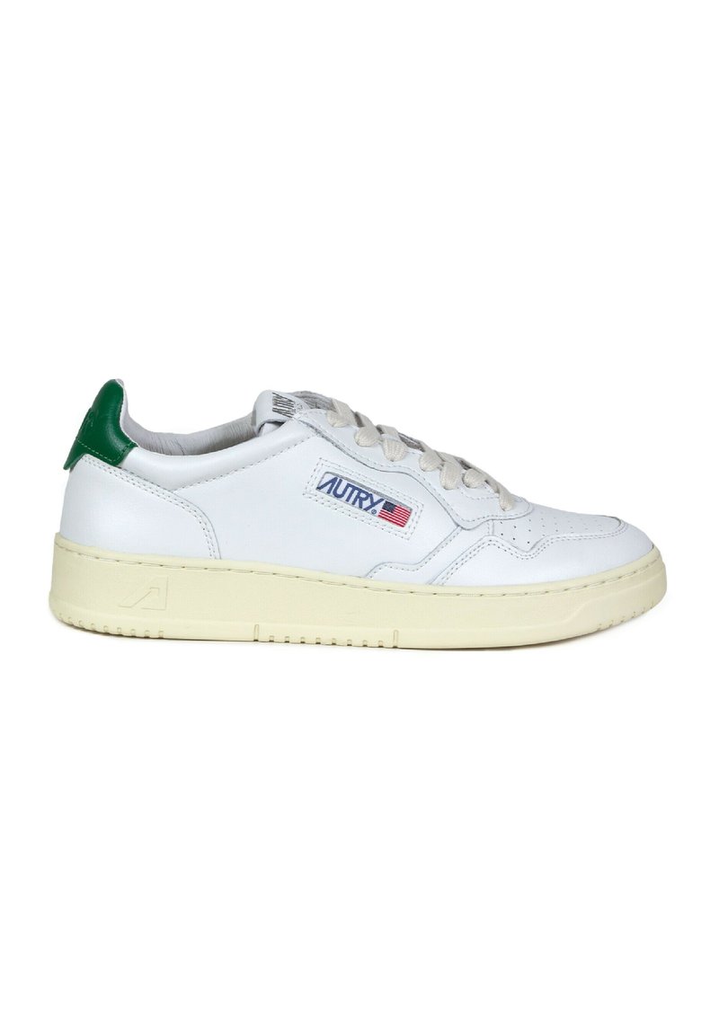 Sneakers in pelle bianca con accento verde sul tallone, punta arrotondata, lacci frontali, dettagli testurizzati e suola in gomma color crema.