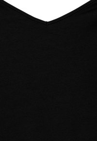 Schwarzer Stoff mit einem kleinen, zentralen V-förmigen Stichdetail entlang der Kante, das Textur und Nahtqualität hervorhebt.