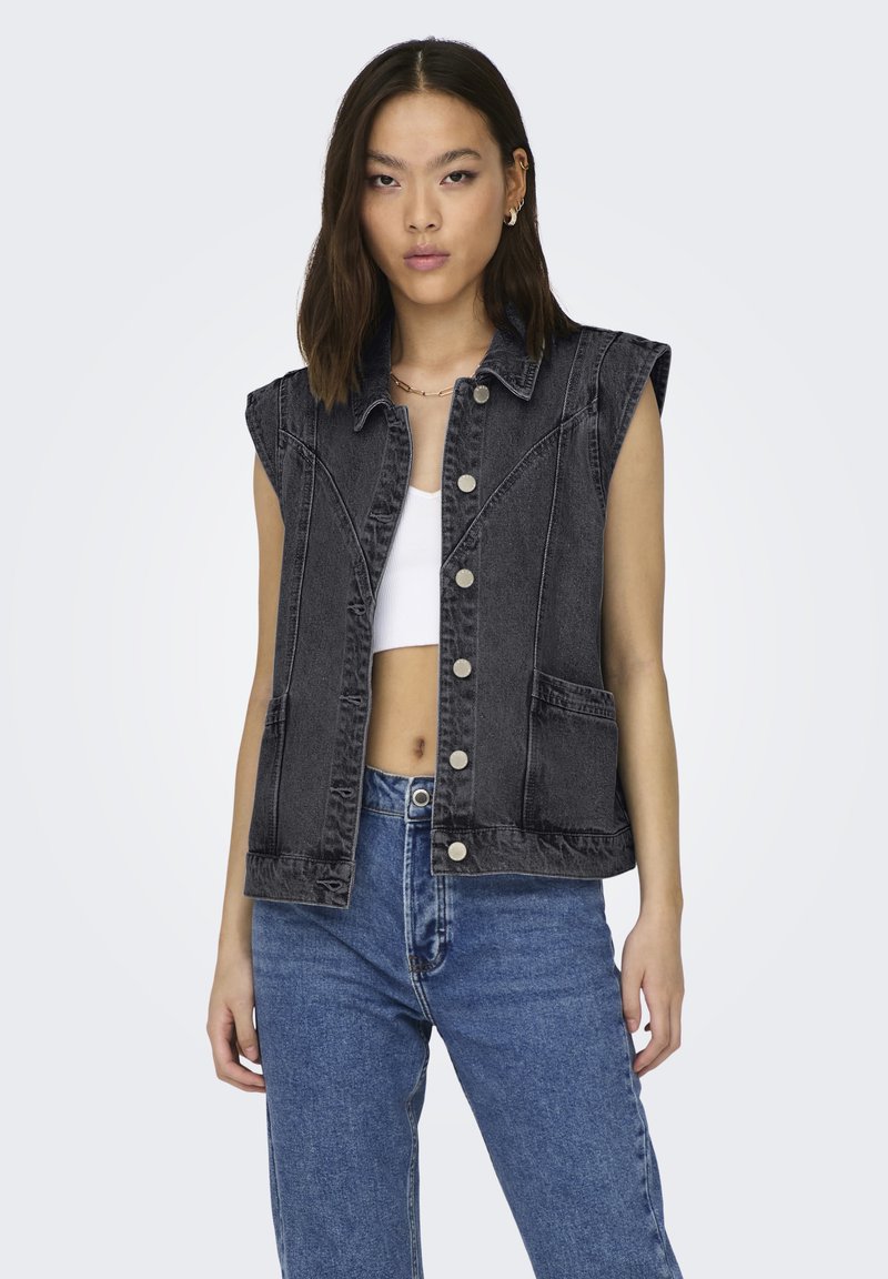 Μαύρο τζην γιλέκο χωρίς μανίκια με κουμπιά μπροστά και δύο τσέπες, διαθέτοντας ραφές και ελαφρώς oversized εφαρμογή.