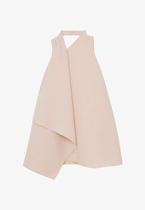 Ärmelloses, hellrosa, asymmetrisches Kleid mit drapierter Vorderseite und hohem Ausschnitt, flach auf weißem Hintergrund ausgelegt.